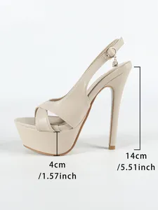 Detalle de sandalia beige de tacón alto con plataforma y medidas de tacón 14cm y base 4cm.