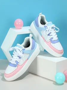 Zapatillas de plataforma pastel con cordones blancos y suela blanda para tiempo libre.