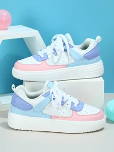 Zapatillas con plataforma y suela gruesa con paneles en tonos pastel para uso casual