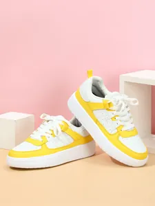 Vista detallada de zapatillas de moda amarillas y blancas de suela gruesa con cordones