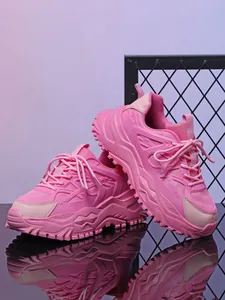 Gedetailleerd overzicht van roze chunky sneakers met dikke zolen en ademend mesh