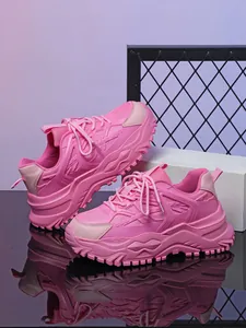 Detailopname van roze chunky sneakers met dikke platformzolen en mesh-textuur