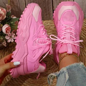 Detail van roze mesh-textuur en de dikke platformzool van deze trendy sneakers.