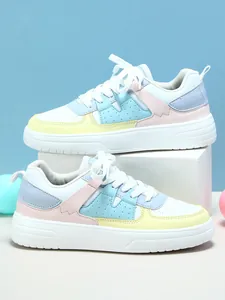 Vista lateral de zapatillas chunky con plataforma y bloques de colores pastel