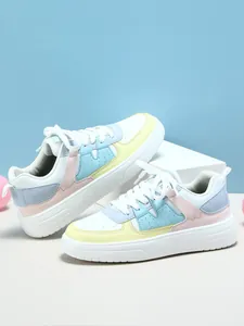 Detalle de zapatillas con plataforma en tonos pastel con suelas blandas y cordones
