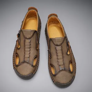 Detailaufnahme brauner Herren-Outdoor-Sandalen aus Leder mit feinen Ziernähten