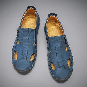 Draufsicht auf blaue atmungsaktive Ledersandalen für Herren mit Ziernähten und Gummisohle