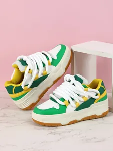 Vista detallada de zapatillas de skate gruesas en verde y blanco con cordones gruesos