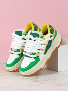 Vista detallada de zapatillas de skate gruesas en verde y blanco con cordones gruesos