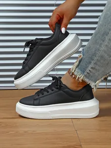 Stijlvolle zwarte kunstlederen platform sneakers voor dames met dikke witte zolen