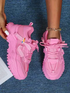 Vista dettagliata delle sneakers rosa da donna con mesh traspirante e suola platform