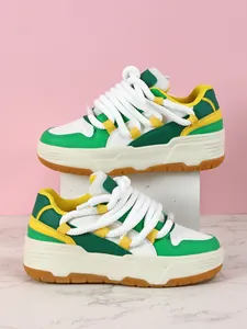 Detalle de zapatillas con plataforma verdes y amarillas con cordones de cuerda blancos