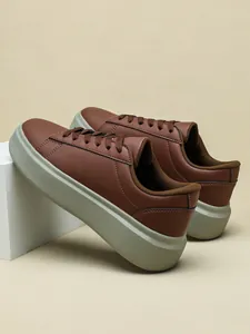 Seitenansicht brauner Freizeit-Sneaker mit dicker grauer Plateausohle und Schnürung