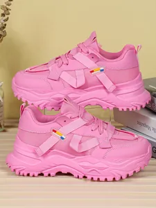 Dettaglio di sneaker rosa con suola spessa e rete traspirante dal design moderno