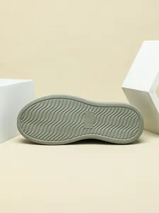 Detailansicht der wellenförmigen rutschfesten Sohle dieser stylischen Plateau-Sneaker.
