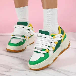 Zapatillas chunky verdes y amarillas con gruesos cordones blancos - Vista detallada