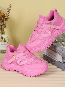 Dettaglio di sneaker rosa con suola spessa e tomaia in mesh traspirante di qualità