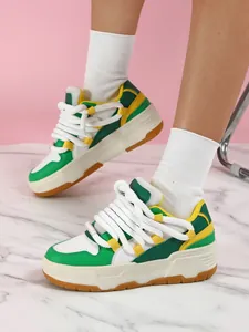 Vista detallada de zapatillas gruesas en verde y blanco con suela de plataforma