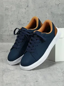 Vista dettagliata delle sneakers casual blu navy con suole bianche spesse e fodera interna marrone
