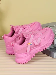 Vista macro dettagliata di sneakers rosa da donna con plateau e logo running.