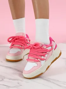 Detalle de zapatillas de skate chunky en rosa y blanco con cordones de cuerda gruesos