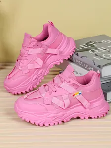 Dettaglio di sneaker chunky rosa da donna con rete traspirante e suola spessa platform