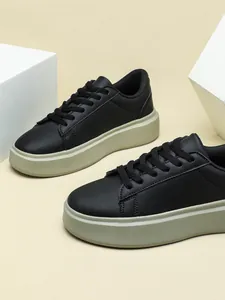Detailansicht schwarzer Freizeitschuhe mit dicker Plateausohle und minimalistischem Design