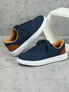 Sneaker blu scuro con plateau, suola spessa bianca e dettaglio sul tallone marrone