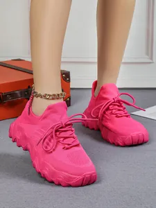 Detailansicht der pinkfarbenen atmungsaktiven Strick-Sneaker für Damen zum Hineinschlüpfen