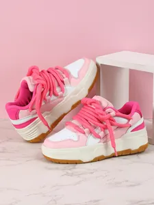 Vista detallada de zapatillas de plataforma rosas y blancas con cordones de cuerda