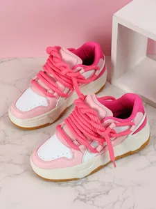 Vista detallada de las zapatillas de skate de plataforma rosas y blancas con cordones