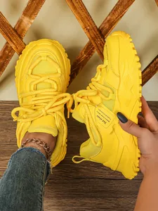 Felgele chunky dad-sneakers met ademende mesh-panelen en dikke verhoogde platformzolen.