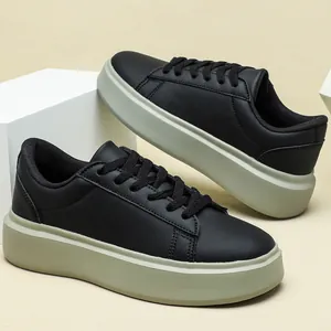 Detailansicht der schwarzen Plateau-Sneaker für Damen mit dicker beiger Sohle und schlichtem Design