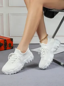 Atmungsaktive weiße Strick-Sneaker für Damen mit leichtem Mesh-Design am Fuß gezeigt