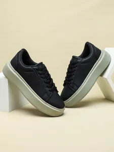 Schwarze Plateau-Sneaker mit dicker grauer Sohle für Damen, modische Freizeitschuhe.