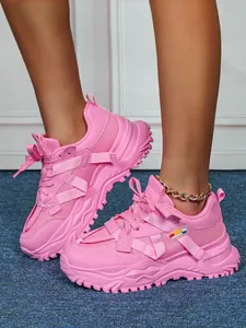 Primo piano di scarpe dad rosa traspiranti con suola platform indossate