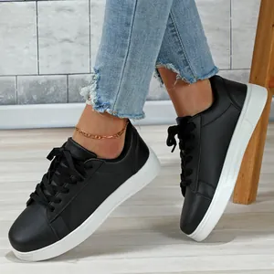 Scarpe da ginnastica nere con suola spessa in stile coreano minimalista ed elegante.