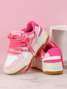Detalle de zapatillas rosas con plataforma, cordones gruesos y detalles blancos
