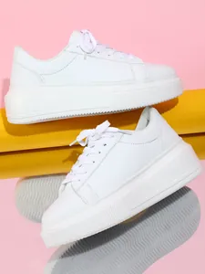 Elegante witte dames sneakers met platform, dikke zool en veelzijdige casual stijl.
