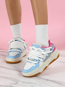 Zapatillas plataforma de moda con cordones gruesos de cuerda y detalles de colores