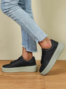 Schwarze Plateau-Sneaker mit salbeigrüner Sohle getragen zu Jeans für Freizeitlook