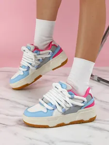 Vista detallada de zapatillas de skate con plataforma color-block y cordones gruesos