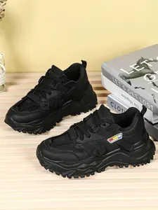 Sneaker nere chunky alla moda con pannelli in mesh traspirante e suola spessa sportiva.