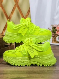 Vibrante neongroene chunky dad sneakers met platformzolen en ademend mesh bovenmateriaal