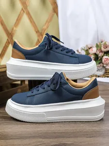 Gedetailleerde weergave van donkerblauwe platform sneakers voor dames met bruine hielaccenten.