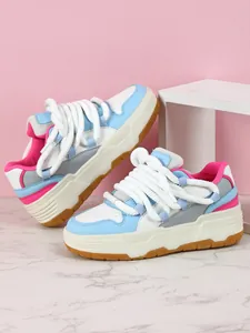 Vista detallada de zapatillas de plataforma de moda en azul, rosa y blanco
