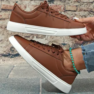 Vista dettagliata di sneaker casual marroni con suole bianche spesse e design stringato.