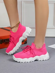 Detailansicht der atmungsaktiven pinkfarbenen Flyknit-Sneaker mit dicker weißer Sohle