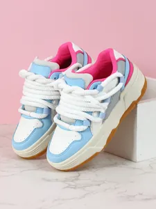 Primer plano de zapatillas gruesas de colores con cordones blancos de cuerda gruesa