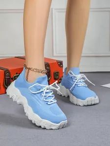 Detailansicht der hellblauen atmungsaktiven Fly-Weave Strick-Sneaker für Damen